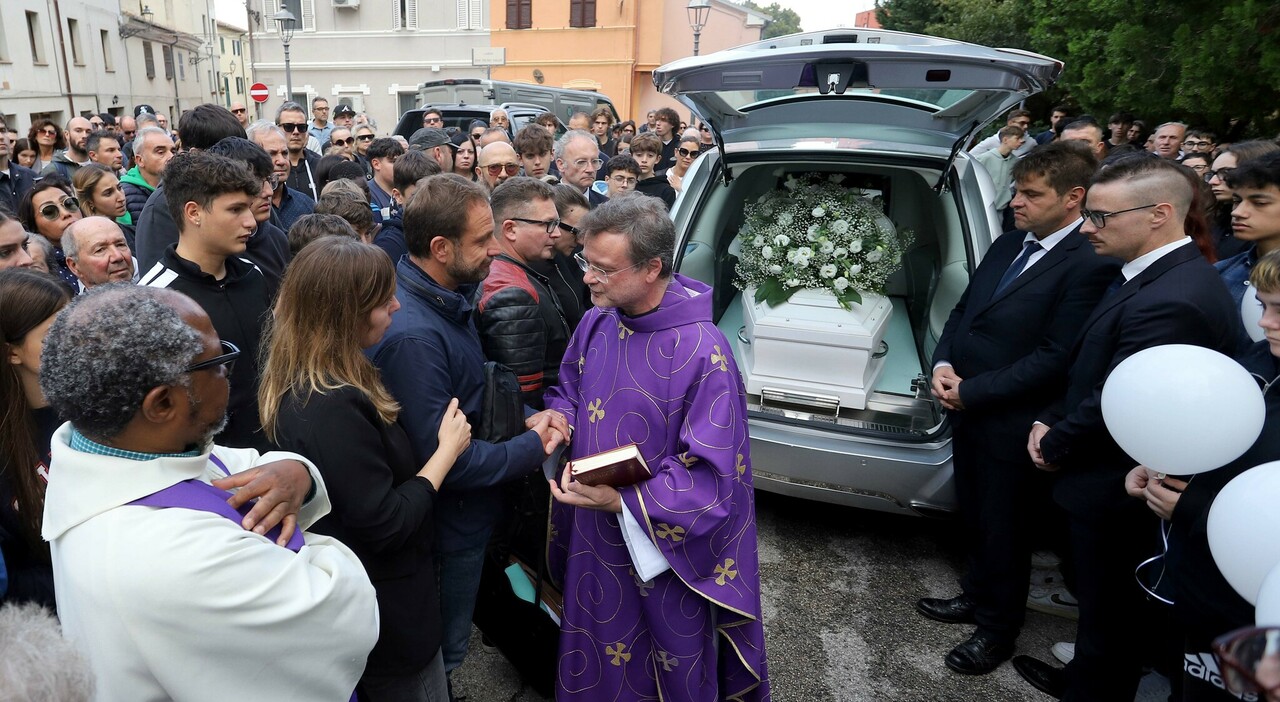 Leonardo suicida a 15 anni a Senigallia, la madre: «Tormentato dai bulli, sperava finisse. Il preside? Gli ho detto di andarsene»