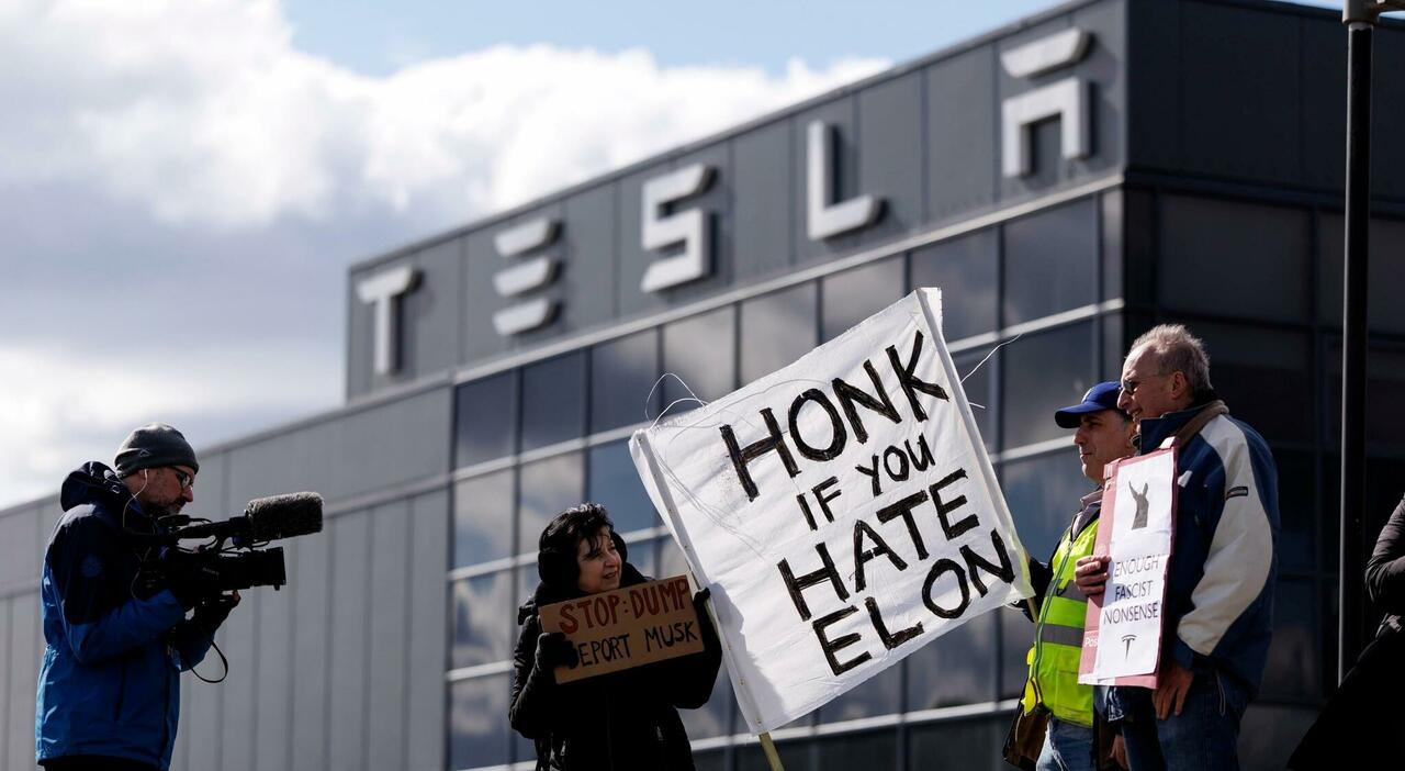 Manifestanti davanti ad una fabbrica Tesla in Usa