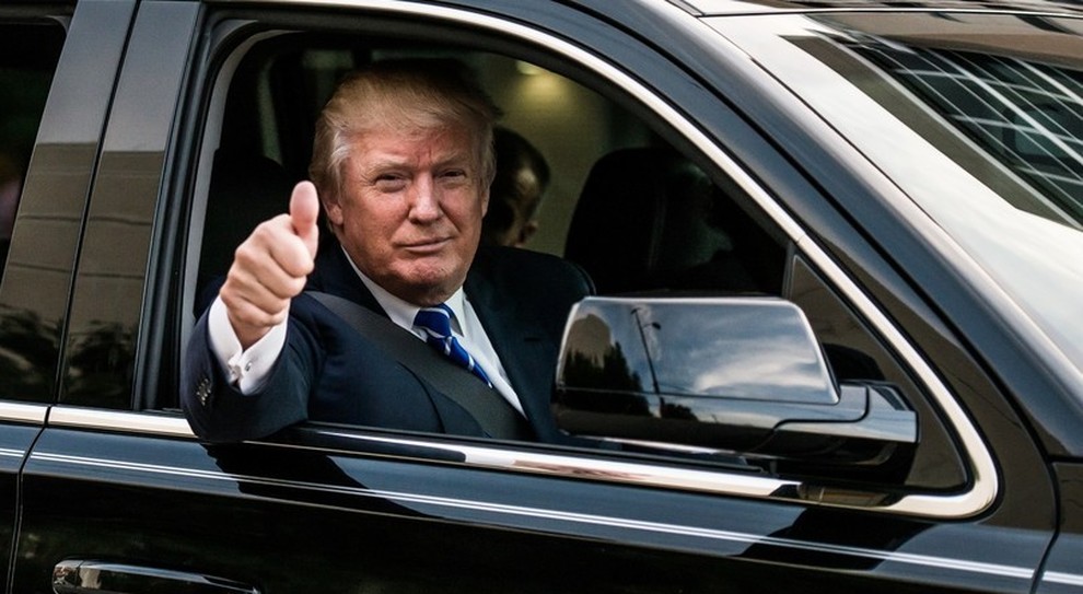 Donald Trump a bordo di The Beast, il nome con cui è chiamata la limousine presidenziale