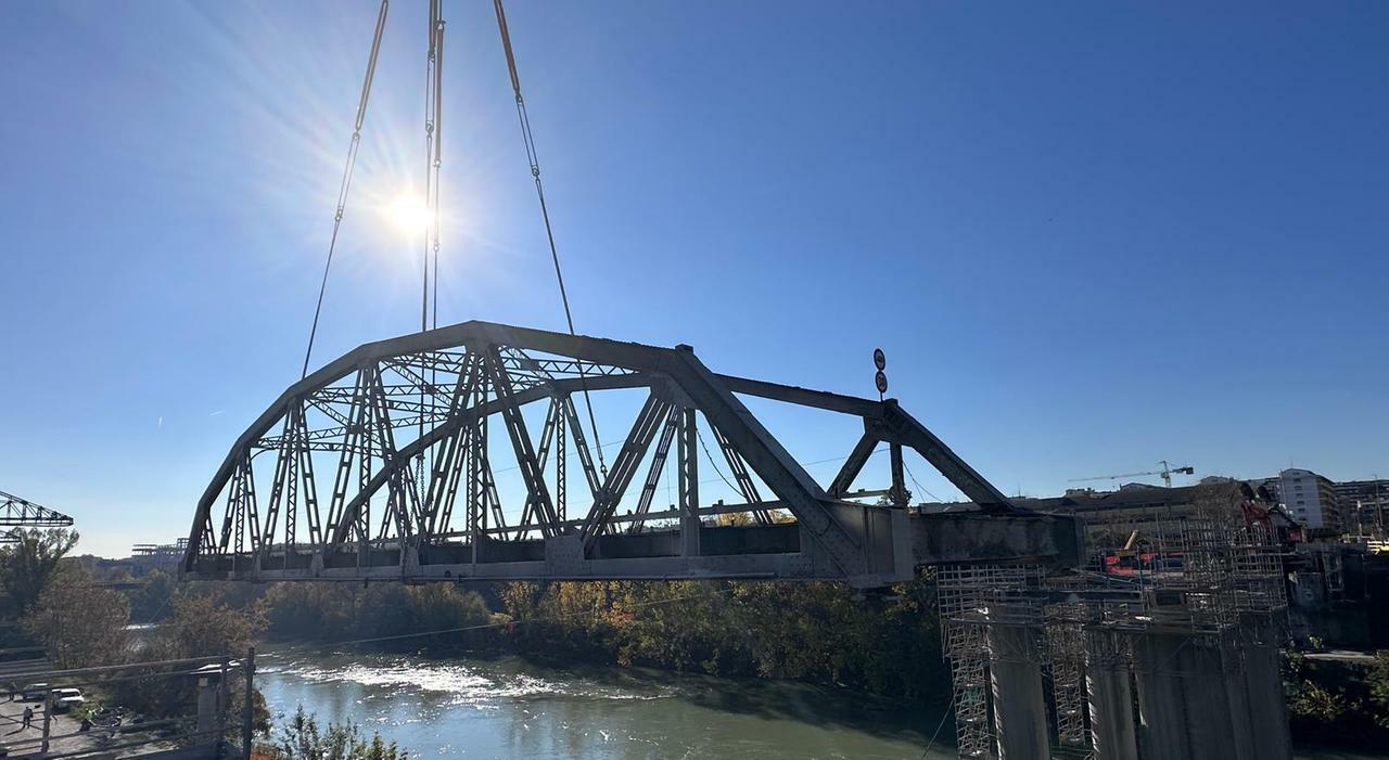 Roma, il Ponte di Ferro smontato dopo il rinforzo dei piloni: ecco quando riapre