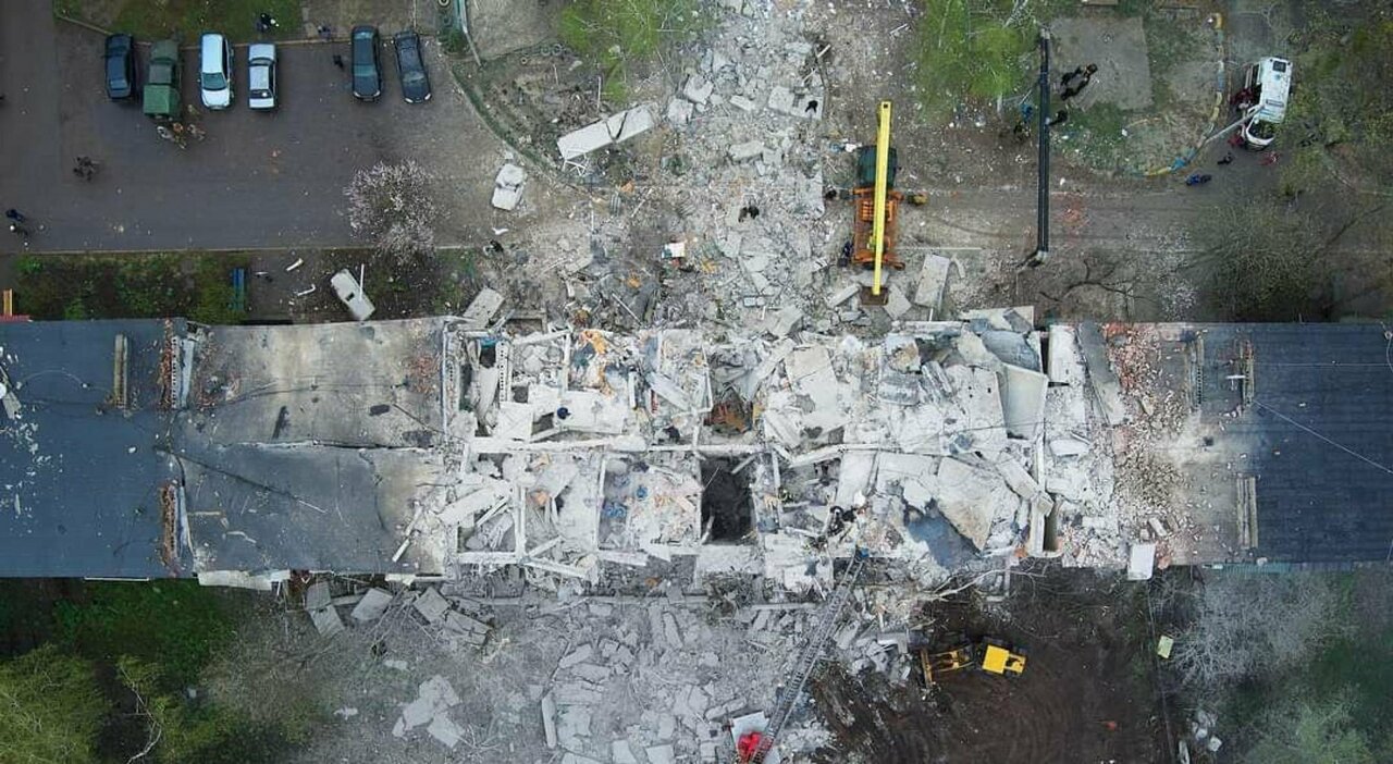 Building destroyed, 9 civilians dead