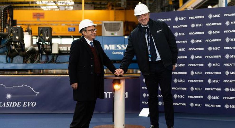 Da destra l'Executive Chairman di MSC Crociere, Pierfrancesco Vago e l'ad di Fincantieri, Giuseppe Bono durante la cerimonia del taglio della lamiera