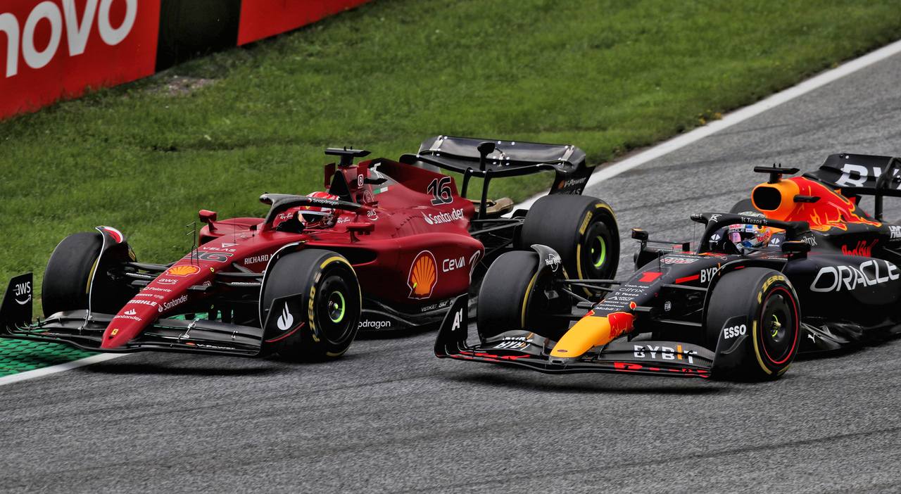 Nella foto, Leclerc e Verstappen in lotta