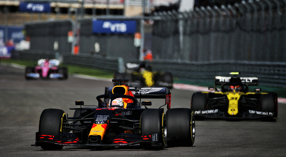 La Red Bull davanti alla Renault