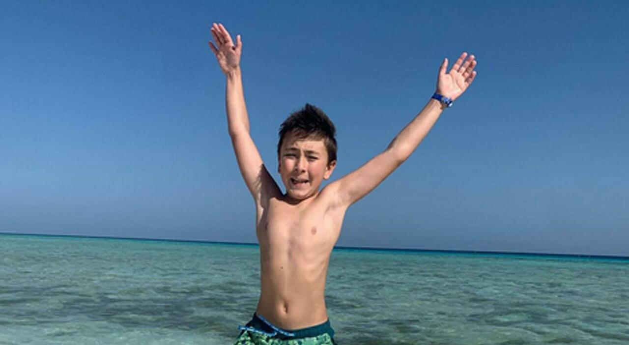 Mattia Cossettini muore a 9 anni durante la vacanza con i genitori a Marsa Alam: «Il decesso causato da un tumore al cervello e da una polmonite batterica»