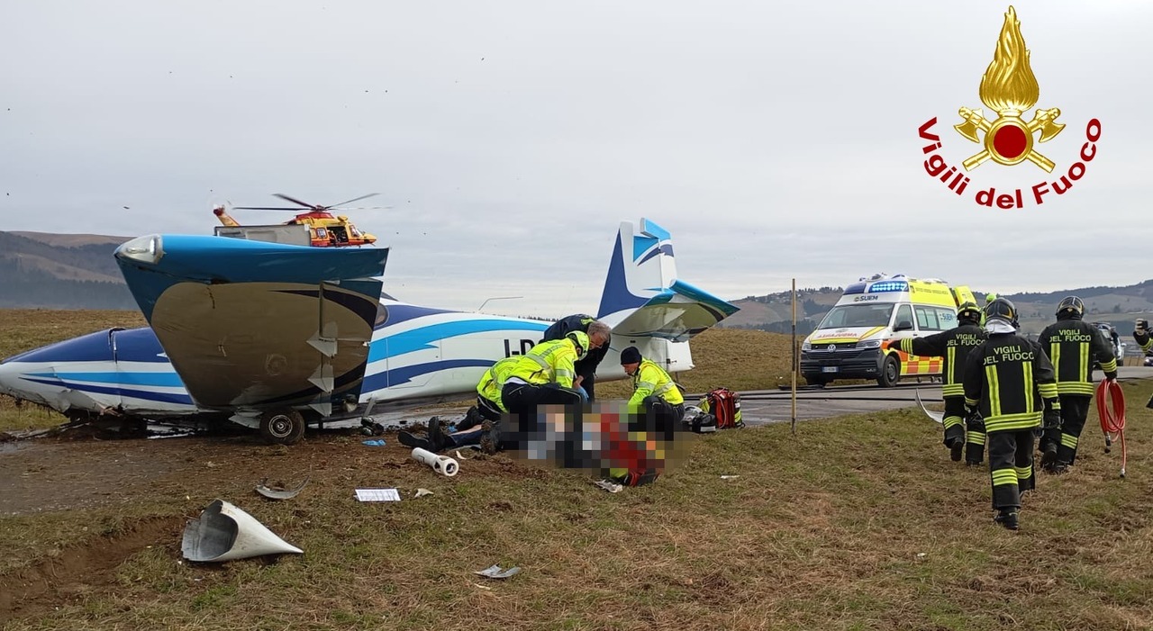 Aereo precipita sulla strada: 4 feriti, grave il pilota. L