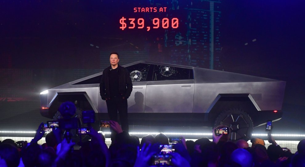 Elon Musk, fondatore e CEO con il nuovo pick-up elettrico Cybertruck