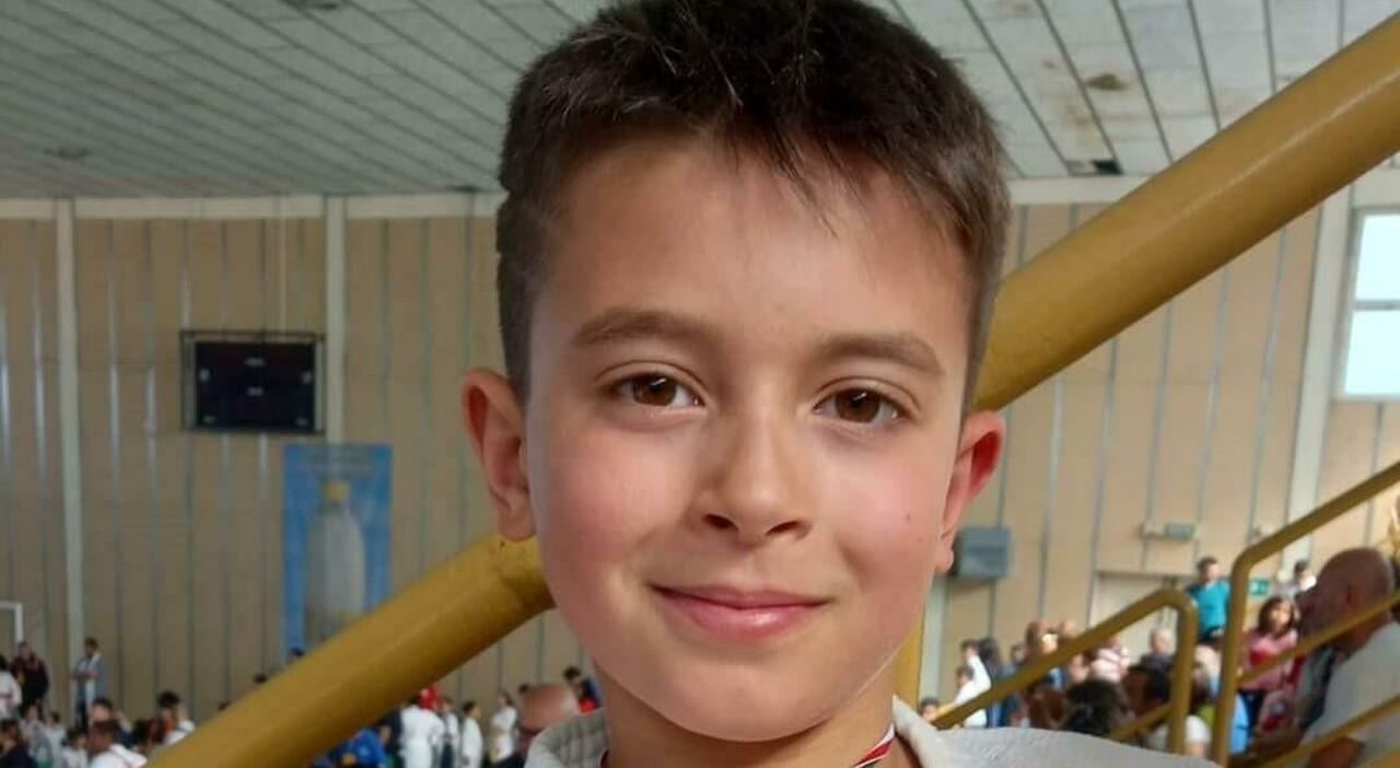 Gioele Putzu muore a 9 anni schiacciato da una porta di calcio, ma la festa in paese non si ferma. C