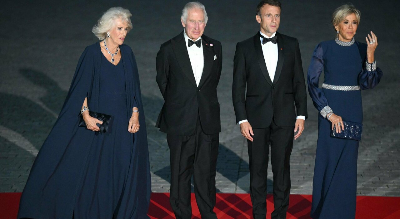«Camilla non indossa la tiara», la scelta della Regina di non seguire Elisabetta II