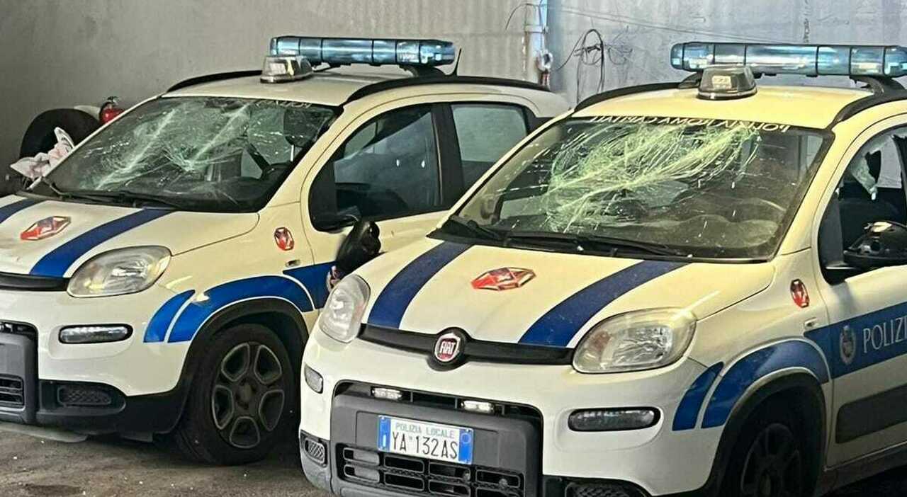 Roma, con un piccone danneggia 5 auto nel parcheggio della Polizia Locale al VI municipio