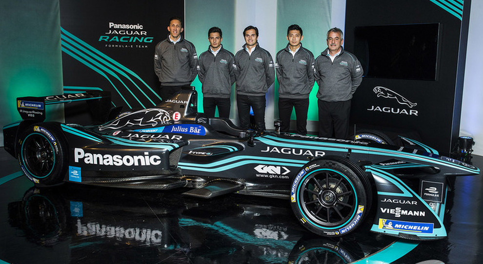 Il team Jaguar Panasonic al completo con al centro Nelson Piquet Jr