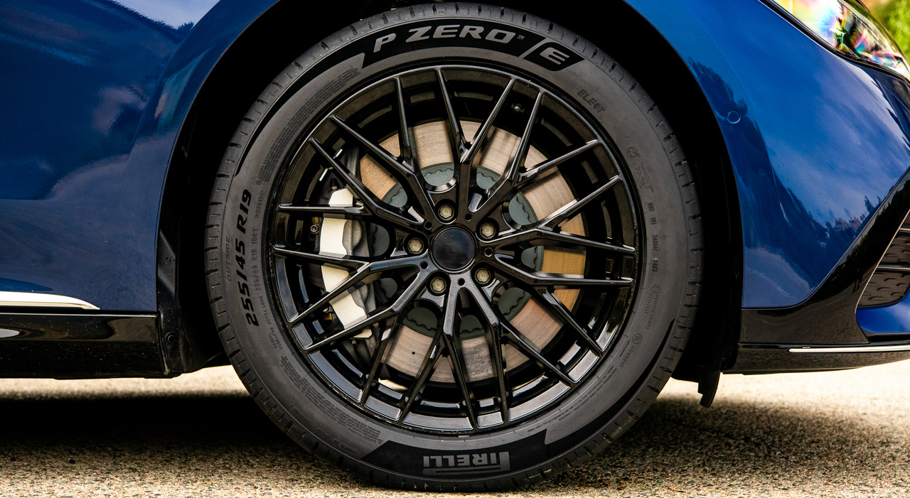 Il marchio, ideato da Pirelli, è stato utilizzato per la prima volta sul P Zero E