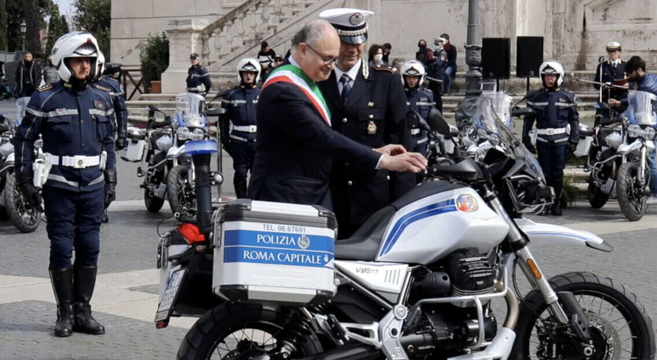 l sindaco di Roma Roberto Gualtieri osserva una Moto Guzzi dei Vigili Urbani