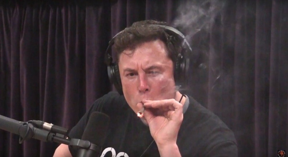 Elon Musk mentre fuma marijuana all’inizio dello scorso settembre durante un podcast popolare in Usa