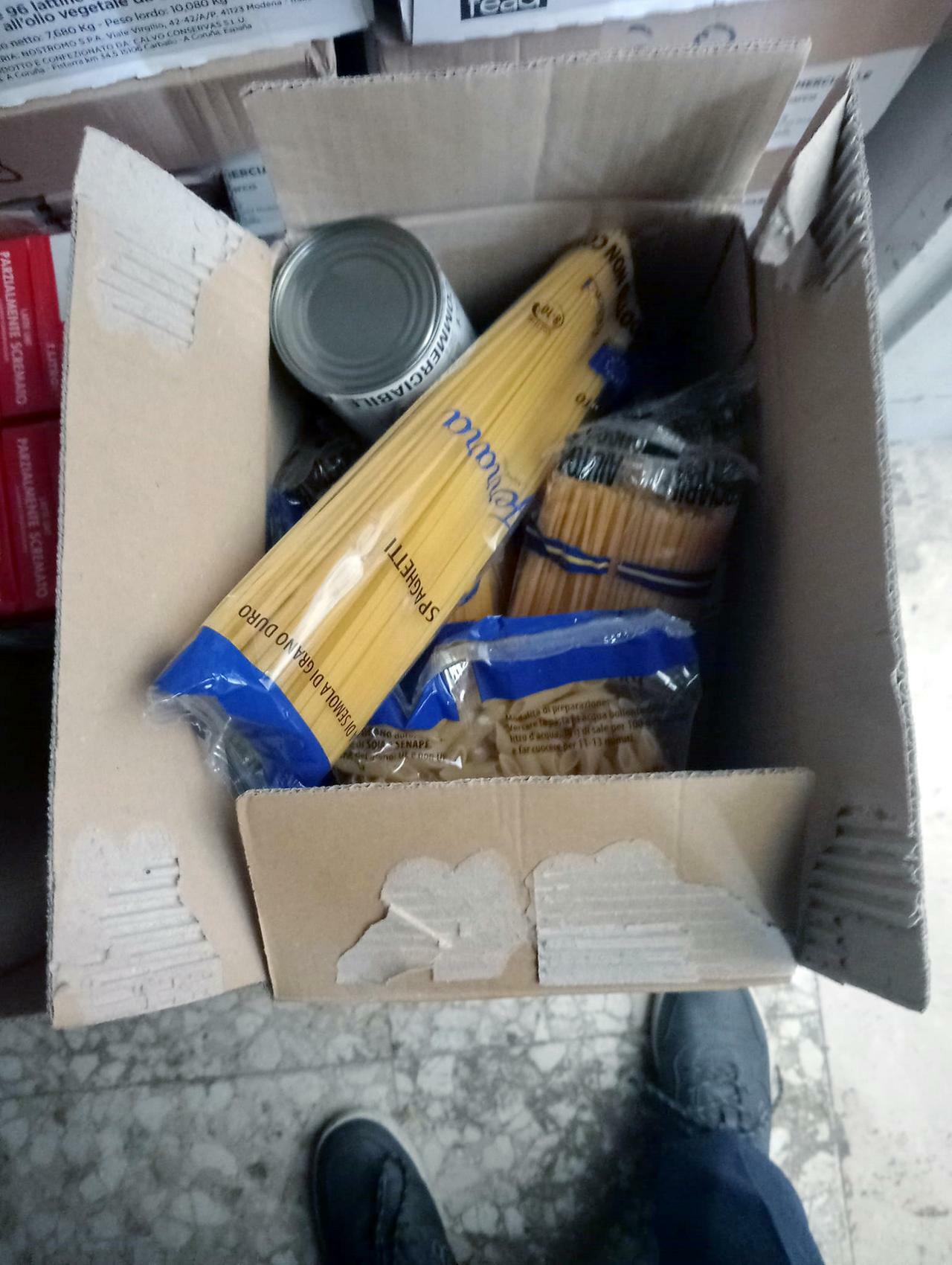 Pacchi di pasta nella spazzatura: erano destinati ai poveri