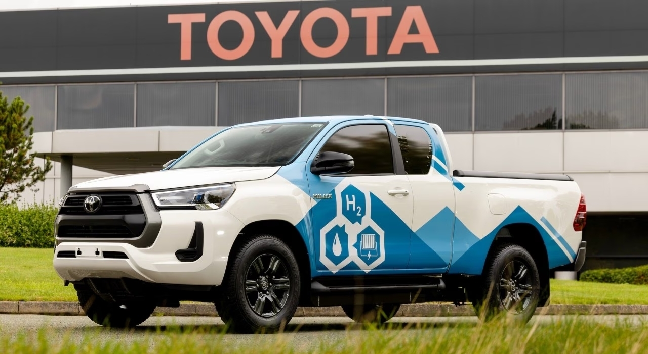 il prototipo del pick-up Hilux a idrogeno che è stato presentato presso lo stabilimento Toyota Manufacturing UK di Derby