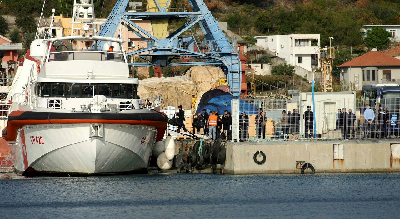 Albania, i migranti trasferiti rientrano su una motovedetta a Bari. Nordio: «Se la magistratura esonda dobbiamo intervenire»