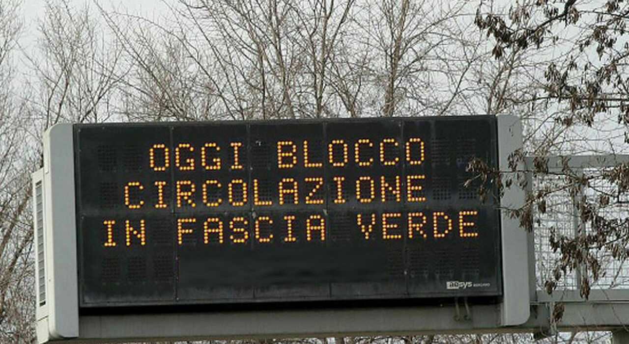 Un cartello di blocco del traffico a Roma