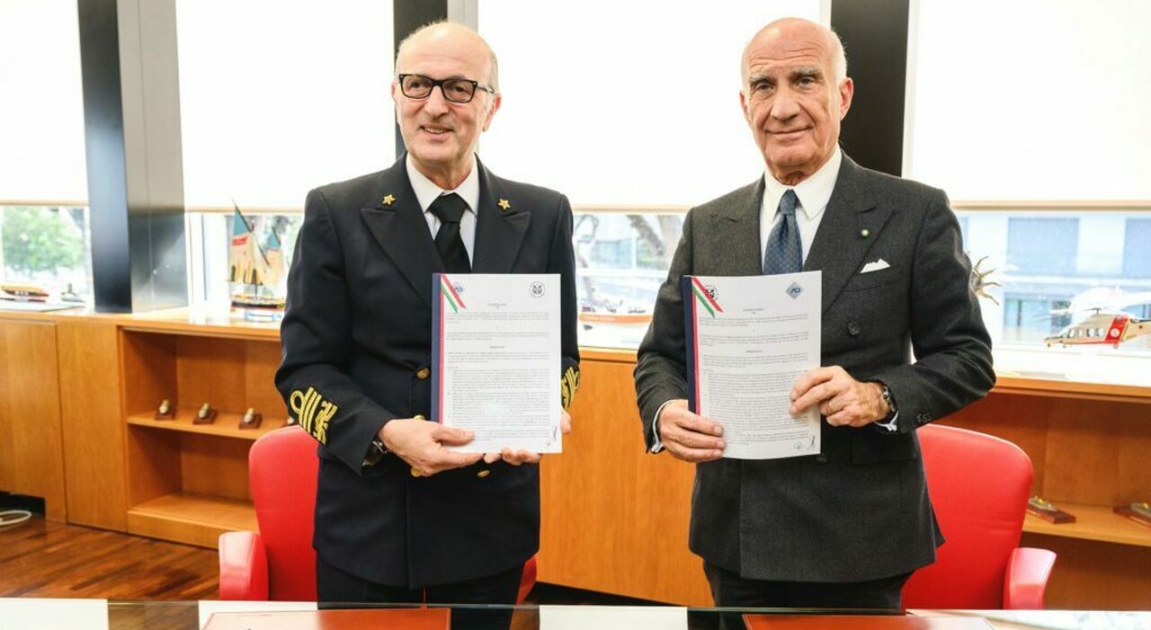 il presidente Aci Angelo Sticchi Damiani con l’ammiraglio Carlone dopo aver firmato il memorandum d'intesa