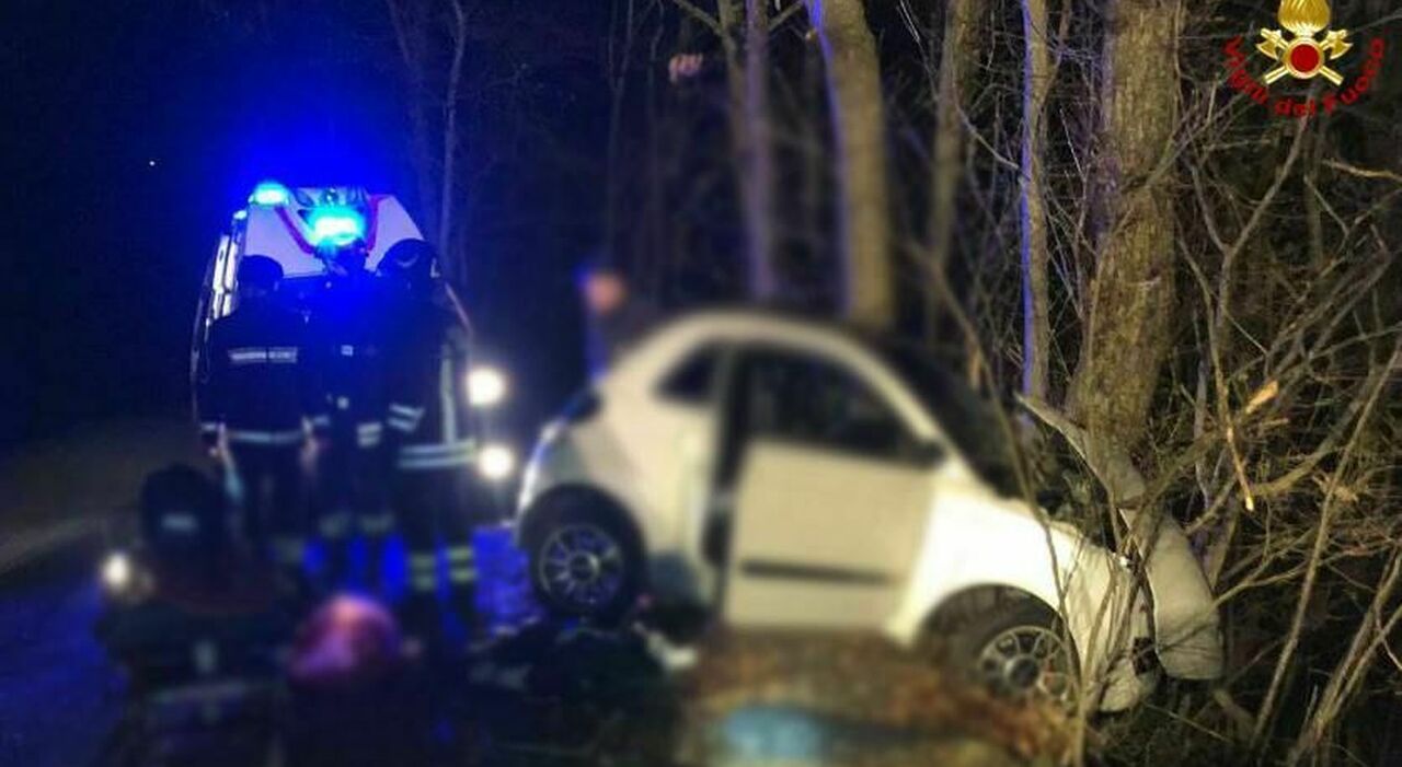 Microcar finisce fuori strada e si schianta contro un albero a Matelica: due minorenni feriti, uno è grave a Torrette