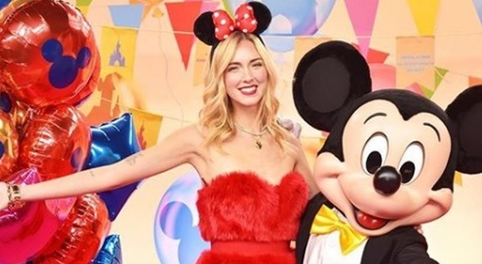 Chiara Ferragni e Vittoria adorabili in coordinato: a Disneyland indossano  le orecchie di Minnie
