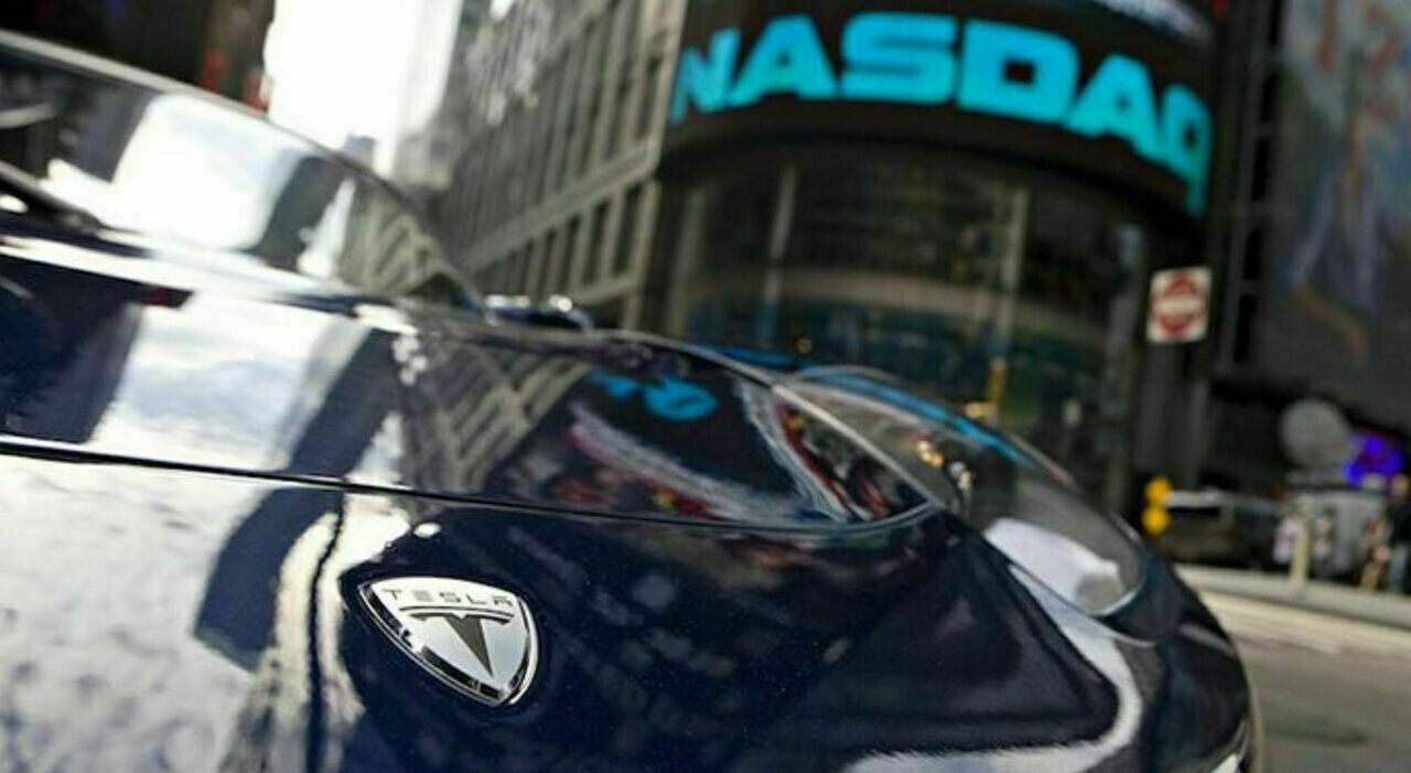 Una Tesla davanti a Wall Street