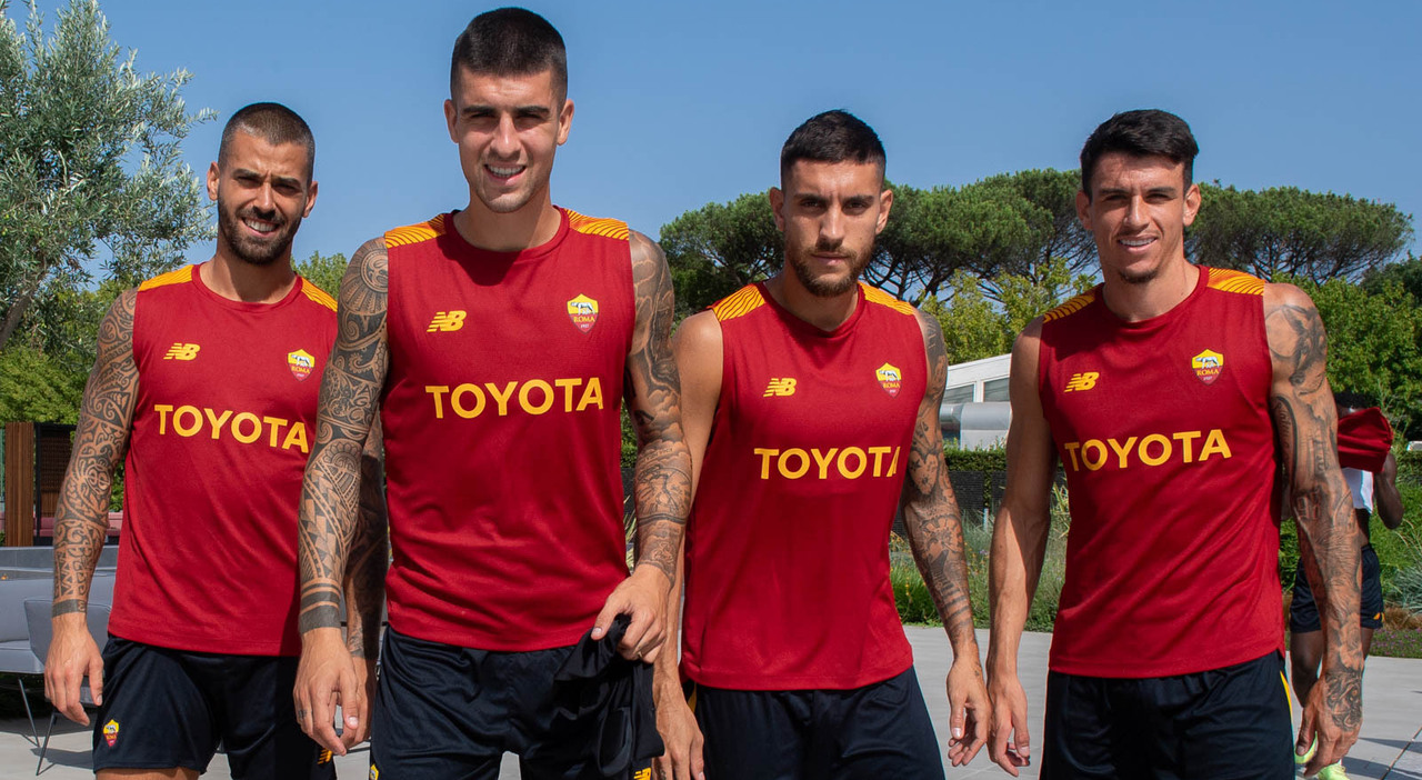 I giocatori della Roma con le maglie del nuovo sponsor Toyota