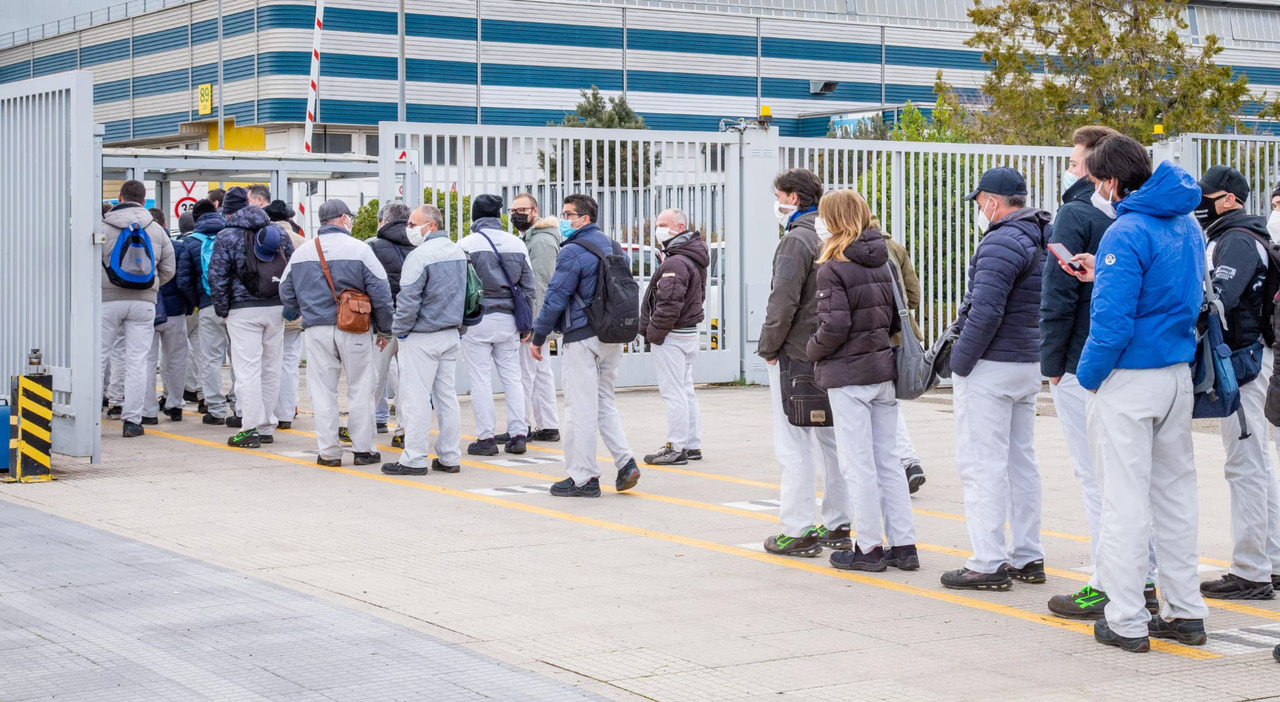 Dipendenti Stellantis in fila per entrare in fabbrica
