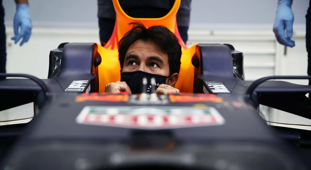Nella foto, Sergio Perez nell'abitacolo della Red Bull nella factory di Milton Keynes