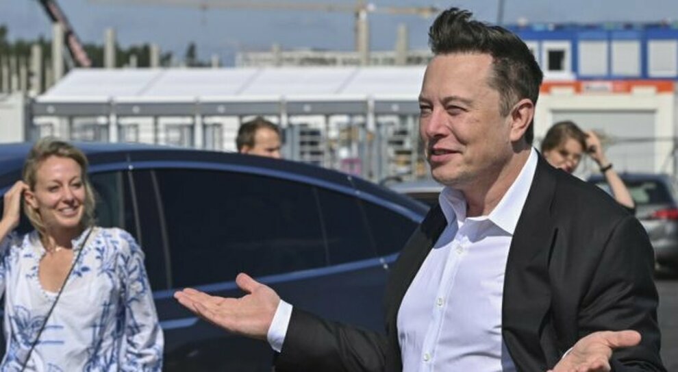 Elon Musk, davanti al cantiere della sua Gigafactory di Berlino
