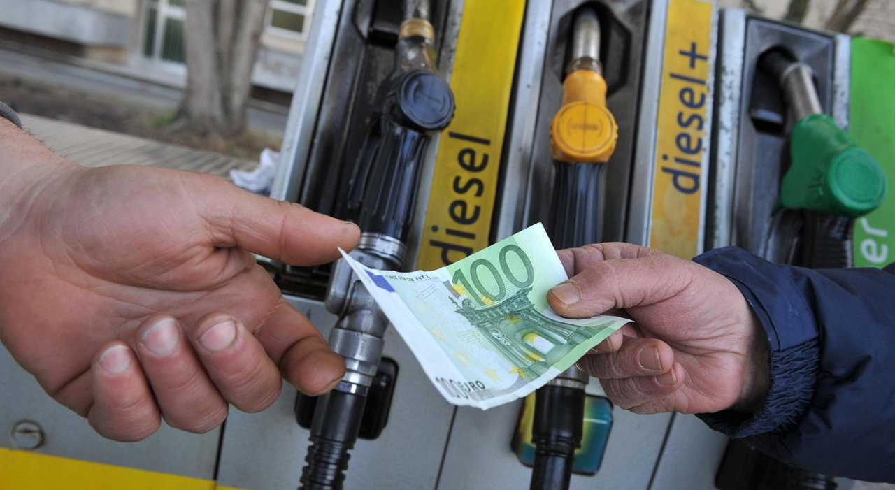 Distributore abusivo di gasolio: 1,30 euro a litro ma senza auturizzazioni. Blitz della Finanza, sequestrati 5mila litri di carburante e due cisterne