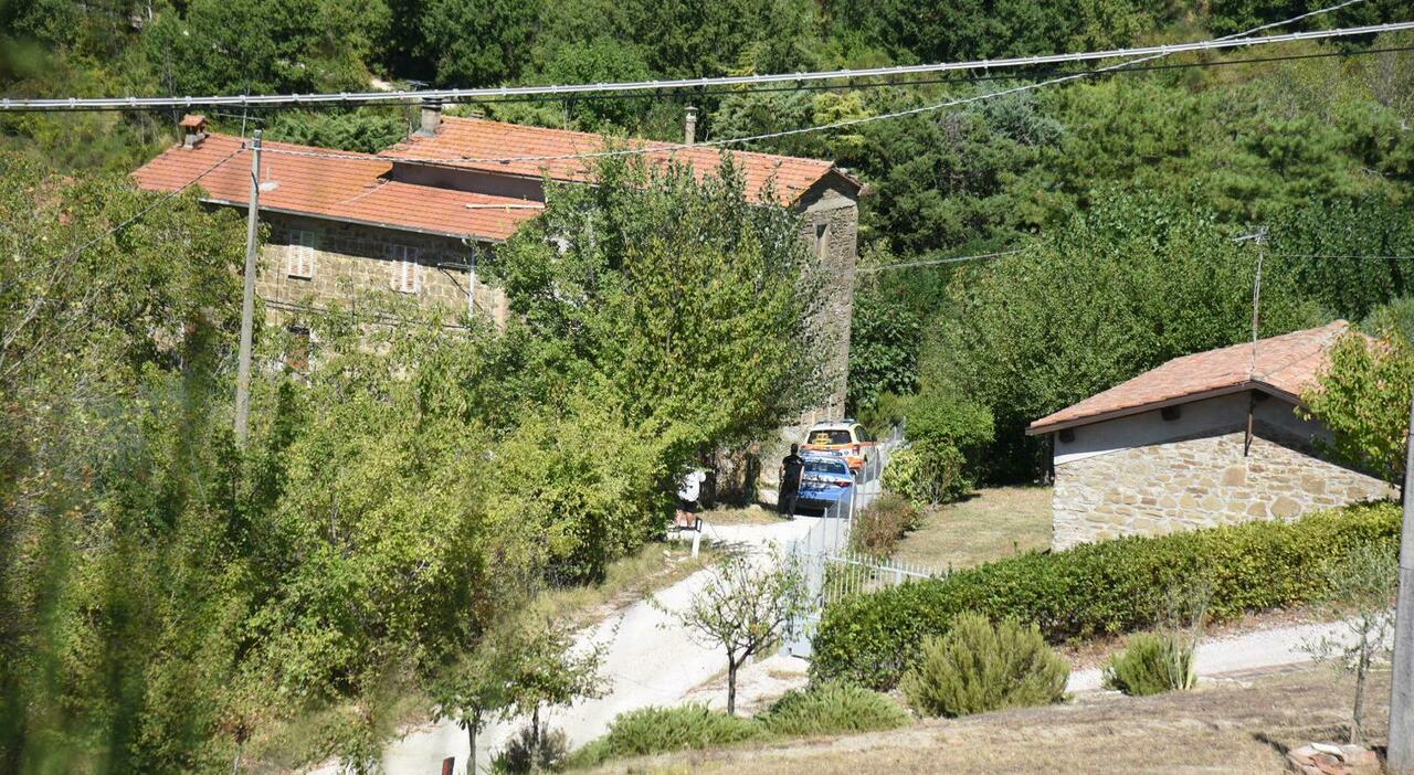 Perugia, tre morti in un casolare uccisi a colpi di fucile: trovati i corpi di un uomo, della moglie e della figlia. «Omicidio suicidio»