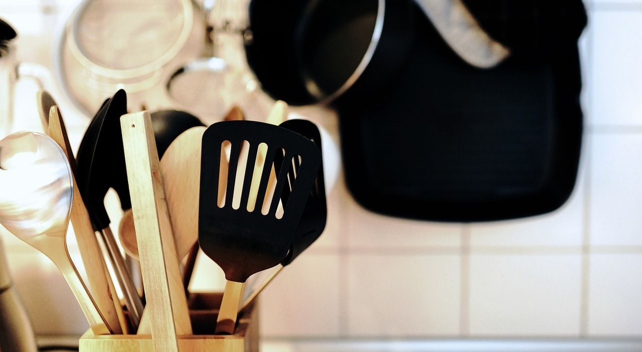 Utensili da cucina in plastica nera? Meglio evitarli. Uno studio spiega come sostituirli e perché sono tossici