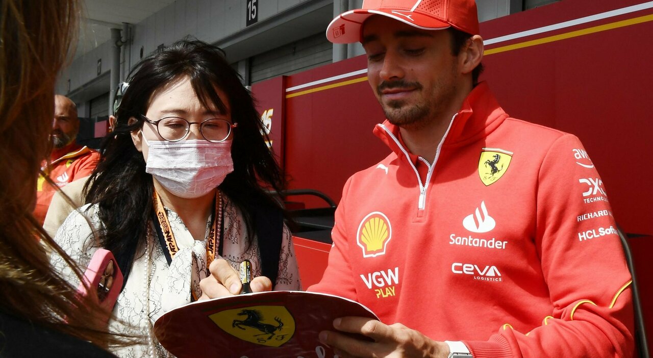 Leclerc firma un autografo ad una fan