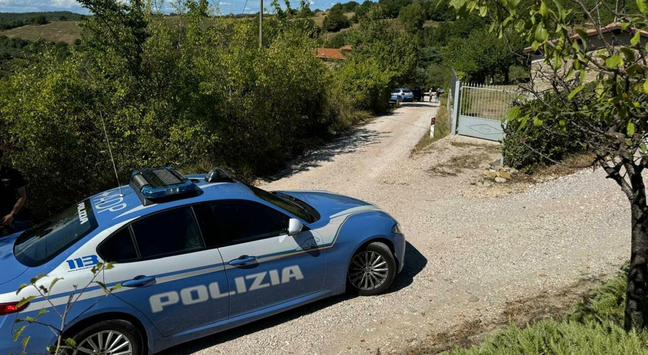 Perugia, cadaveri di genitori e figlia trovati nel giardino di un casolare: un fucile vicino all