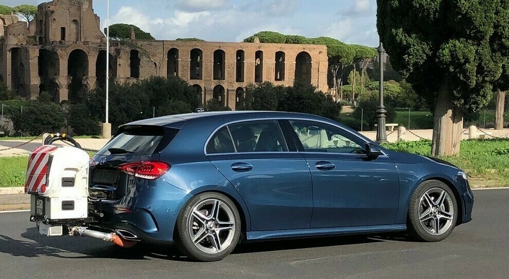 La Mercedes Classe A con il PEMS, il dispositivo con il quale vengono rilevate le emissioni in condizioni di traffico reale e che è stato utilizzato dalla casa di Stoccarda e da Bosch per i test svolti a Milano, Torino e Roma
