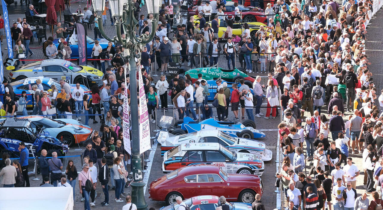 Auto sulla folla al Salone di Torino, Lancia Delta da rally perde il controllo e si schianta contro le transenne di piazza San Carlo: 15 contusi