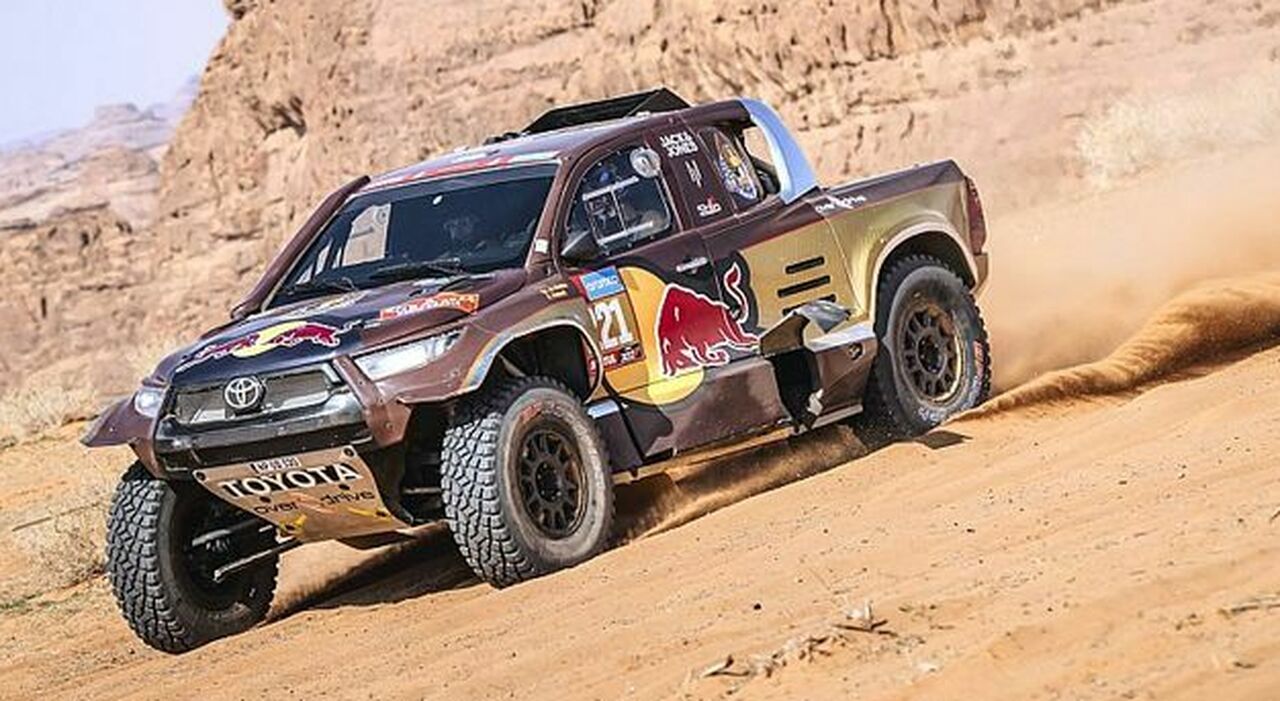 La Toyota Hilux pick up del team Overdrive impegnata nella prima tappa della Dakar