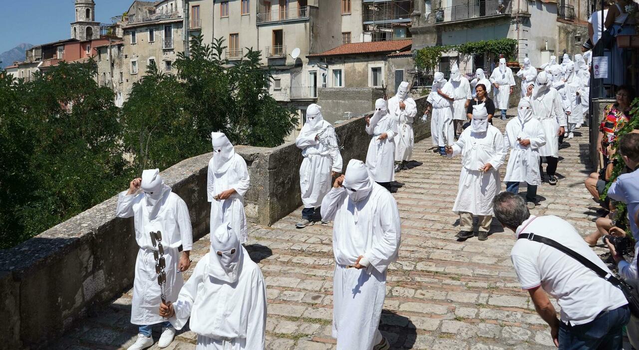 Large mobilization in Guardia Sanframondi for the Seven Year Rites