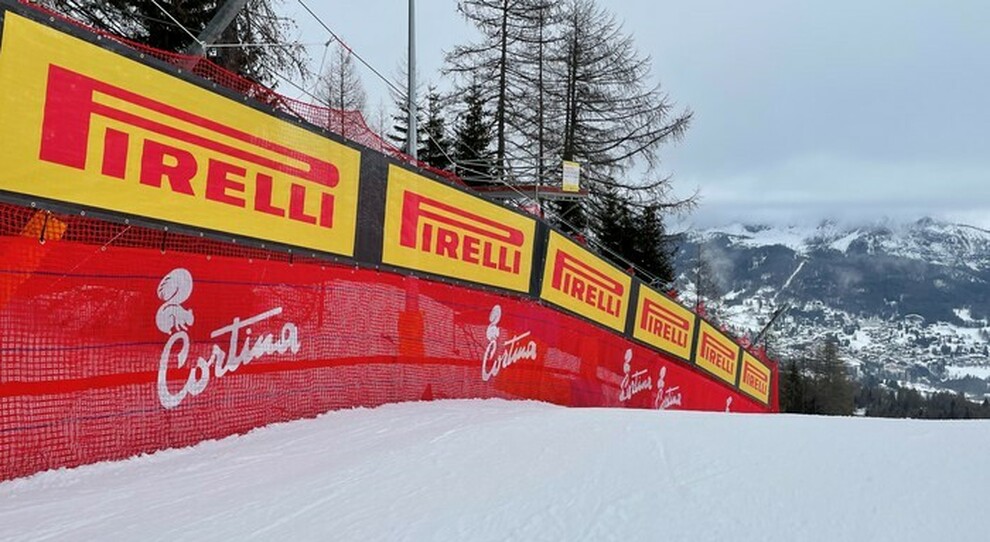 I cartelloni Pirelli lungo le piste da sci di Cortina in occasione dei mondiali
