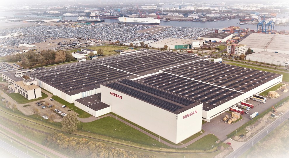 Il Nissan Motor Parts Center con i pannelli solari installati