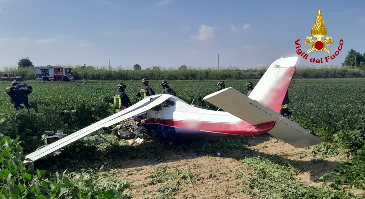 Aereo ultraleggero precipita in un campo nel Veneziano: morto il pilota ...