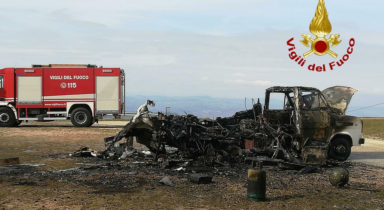 Incendio in Valsorda, gravi ustioni per una famiglia di Loreto: il camper diventa una trappola di fuoco, bimba di 3 anni trasferita al Mayer di Firenze