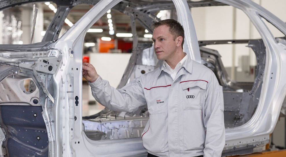 Un tecnico Audi al lavoro sulla scocca della nuova A8