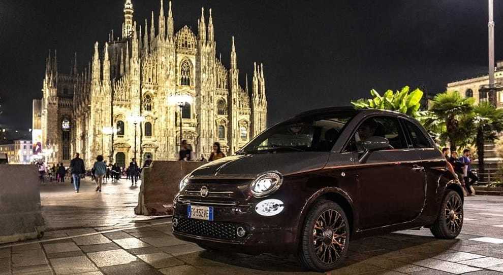 La Fiat 500 Collezione davanti al Duomo di Milano