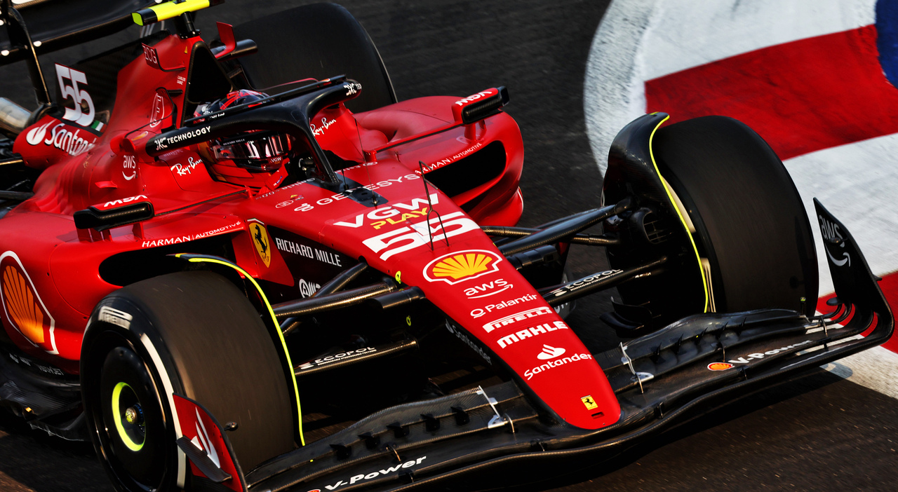 Carlos Sainz con la Ferrari il più veloce anche nelle Libere 3 a Singapore