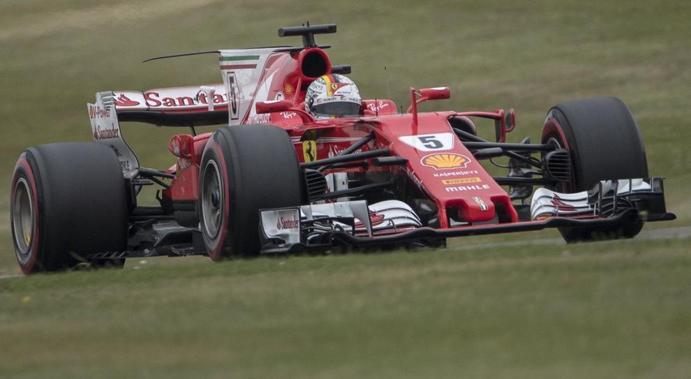 La Ferrari SF70H si Sebastian Vettel a Silverstone