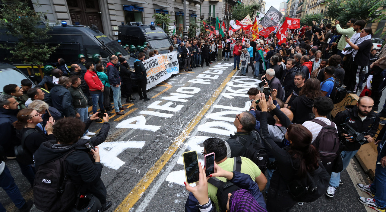 ?G7 Difesa a Napoli, la manifestazione dei comitati antagonisti: scontri con la polizia su via Toledo