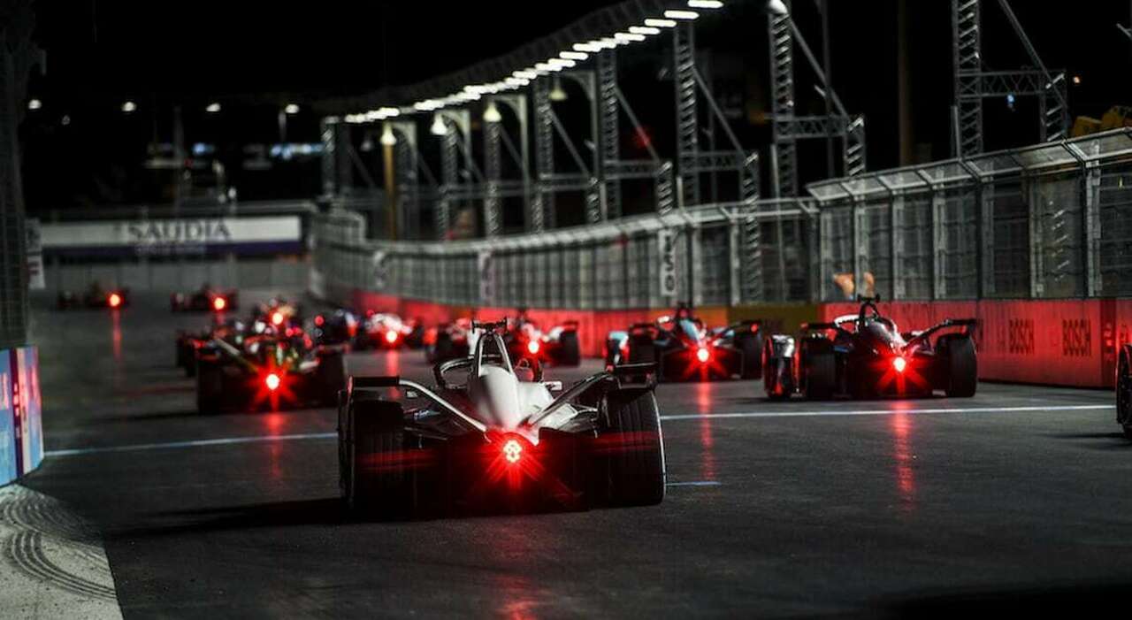 La partenza della gara in notturna della scorsa stagione a Riyadh