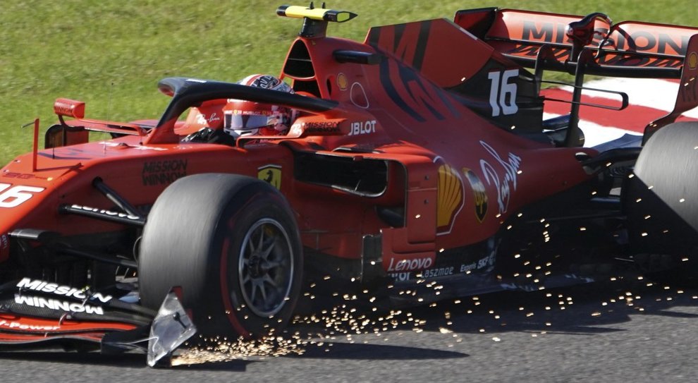 La Ferrari di Leclerc con l'alettone danneggiato dopo l'urto con Verstappen a Suzuka